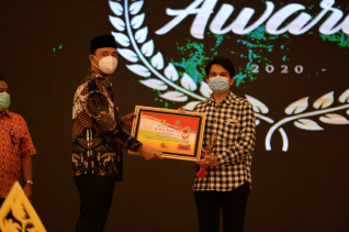 dpmptsp provinsi riau meraih penghargaan keterbukaan informasi publik