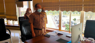 Kepala DPMPTSP berserta kepala bidang terkait mengikuti acara Rapat Sosialisasi & Tindak Lanjut PP No.6 Thn 2021 ttg Penyelenggaraan Perizinan Berusaha di Daerah Terkait Kesiapan Online Single Submission